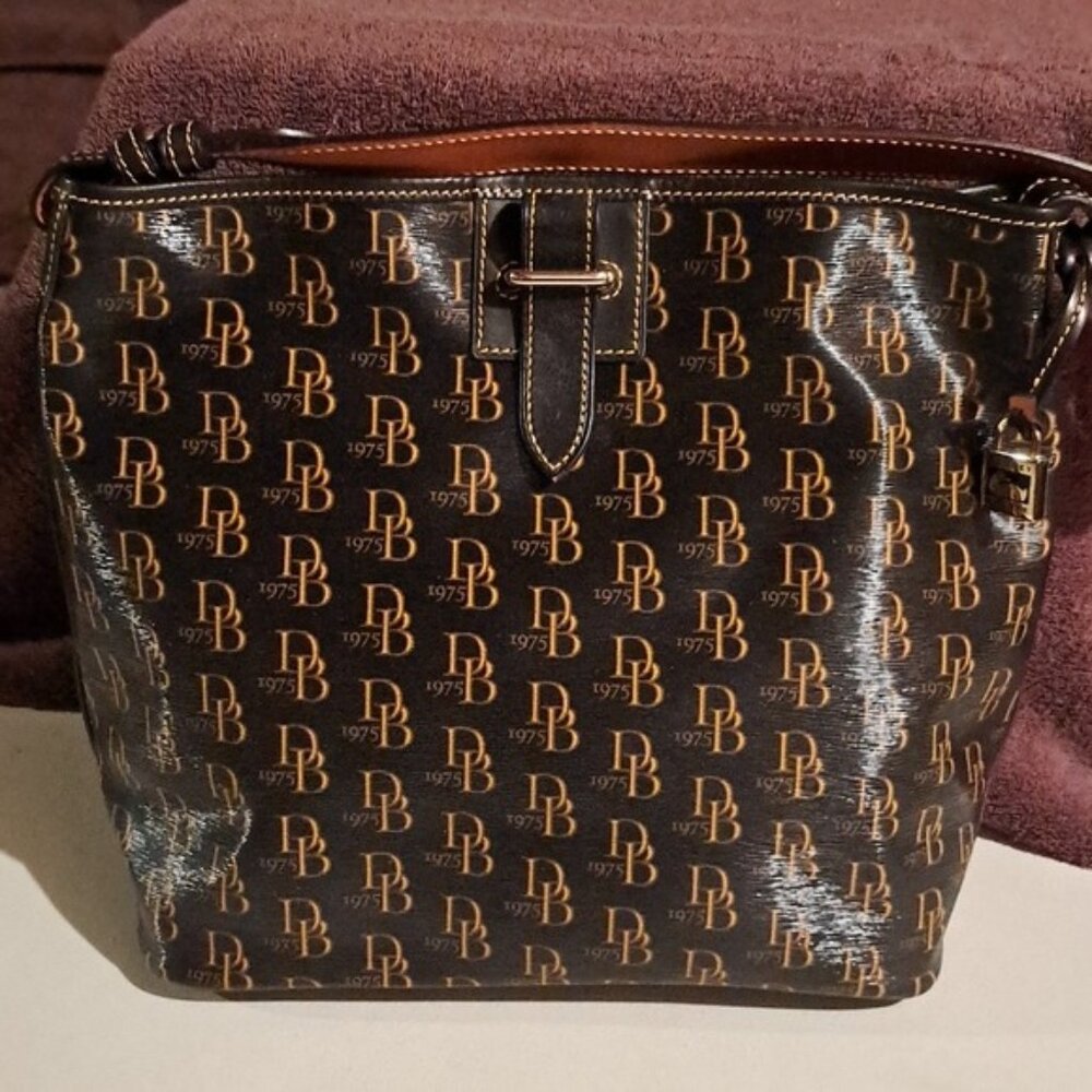 Dooney & Bourke Black Signature Coated Canvas Shoulder Bag – Red Lining